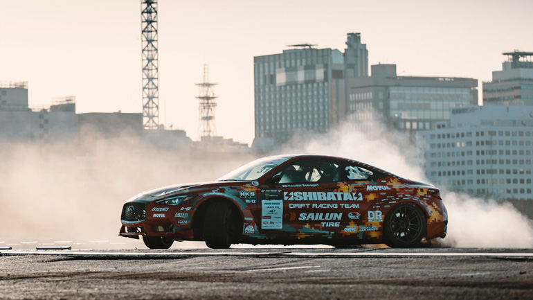 Τι κάνει πάνω στην αποβάθρα αυτός ο οδηγός!